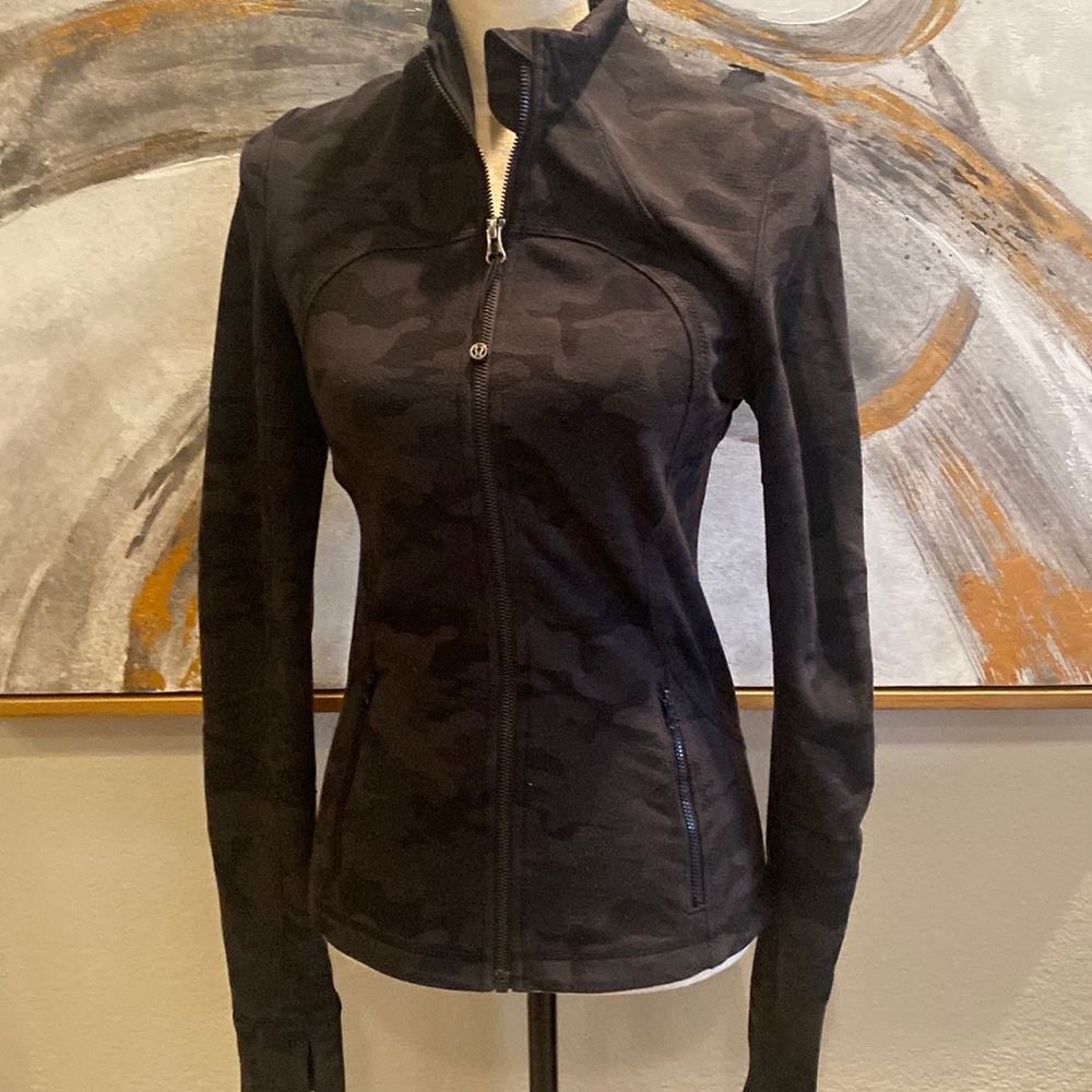 Lululemon camouflage jacket, size 4 excellent condition no rips or tears